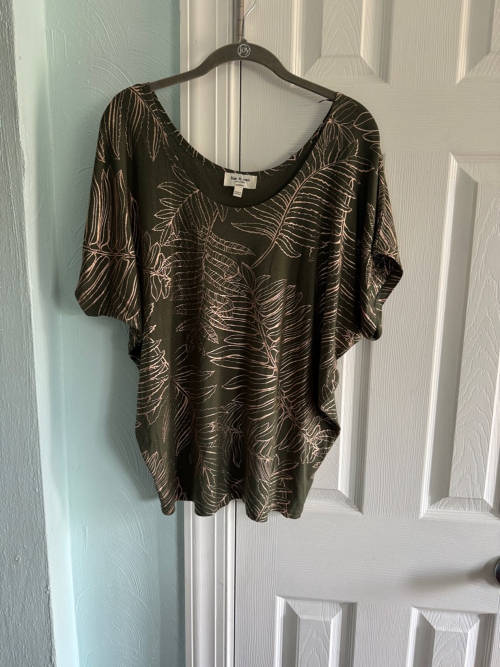 Kim & Cami Olive Green Leaf-Print Short Sleeve Top